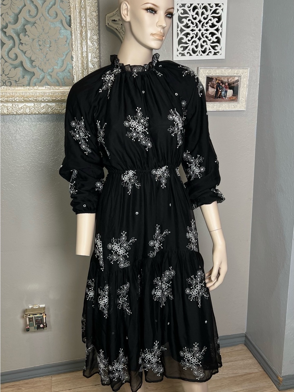 Zaik Amoya Black Embroidered Long Sleeve Midi Dress